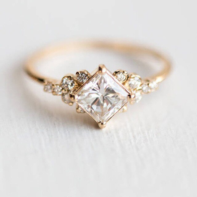 Luxurious ring with zirconia made of gold and silver