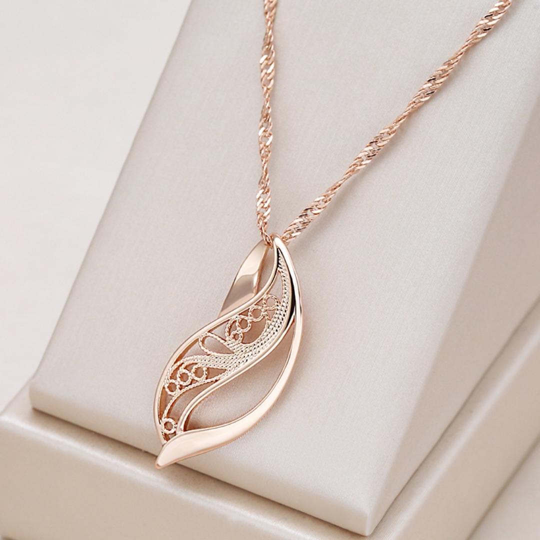 Elegant Harmonic Necklace in Gold
