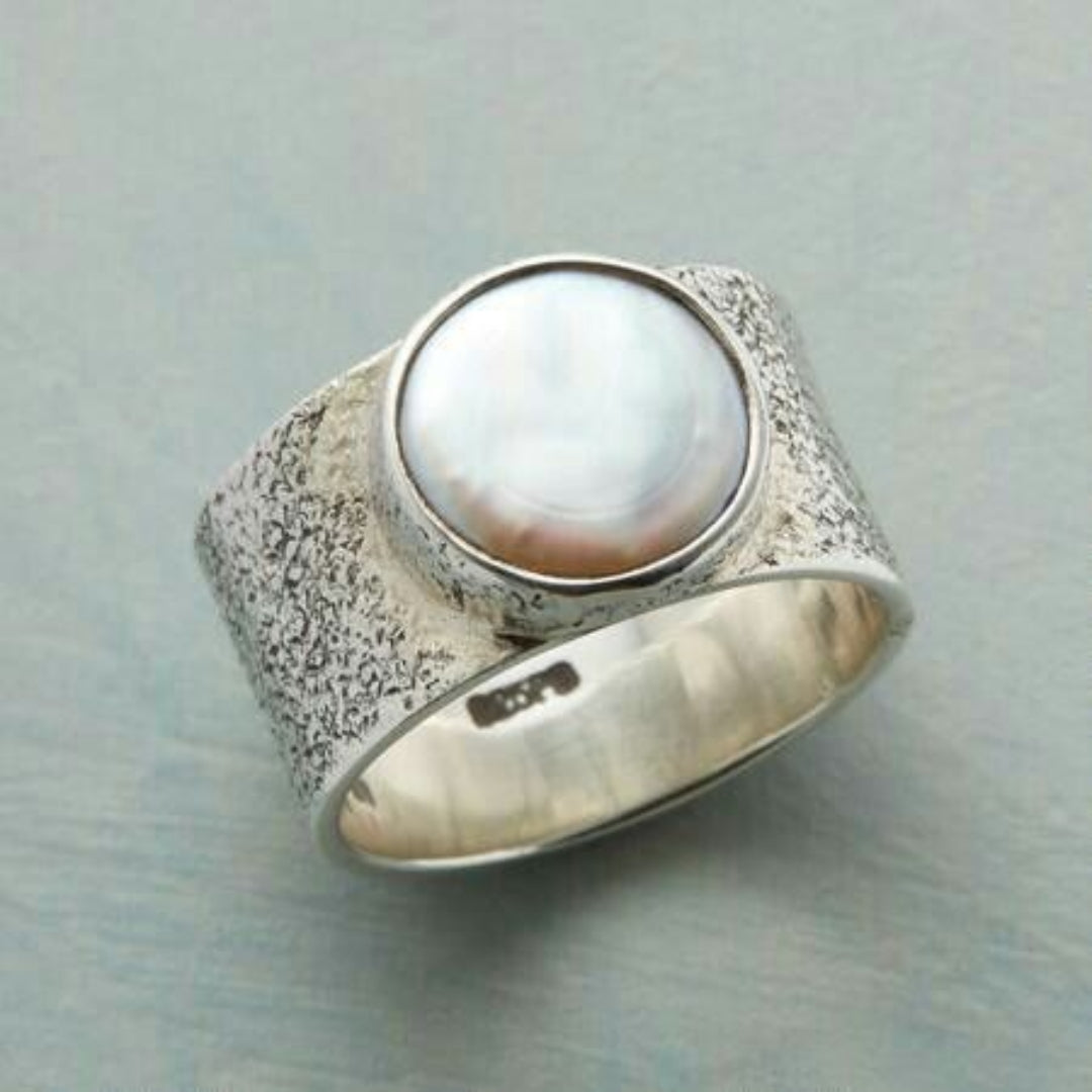 Vintage silver ring with white pearl