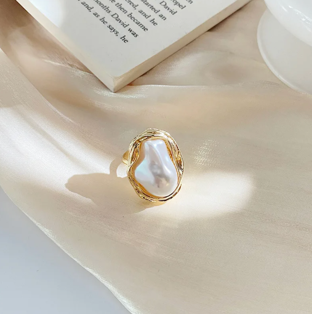 18 Karat gold-plated ring with sea pearl