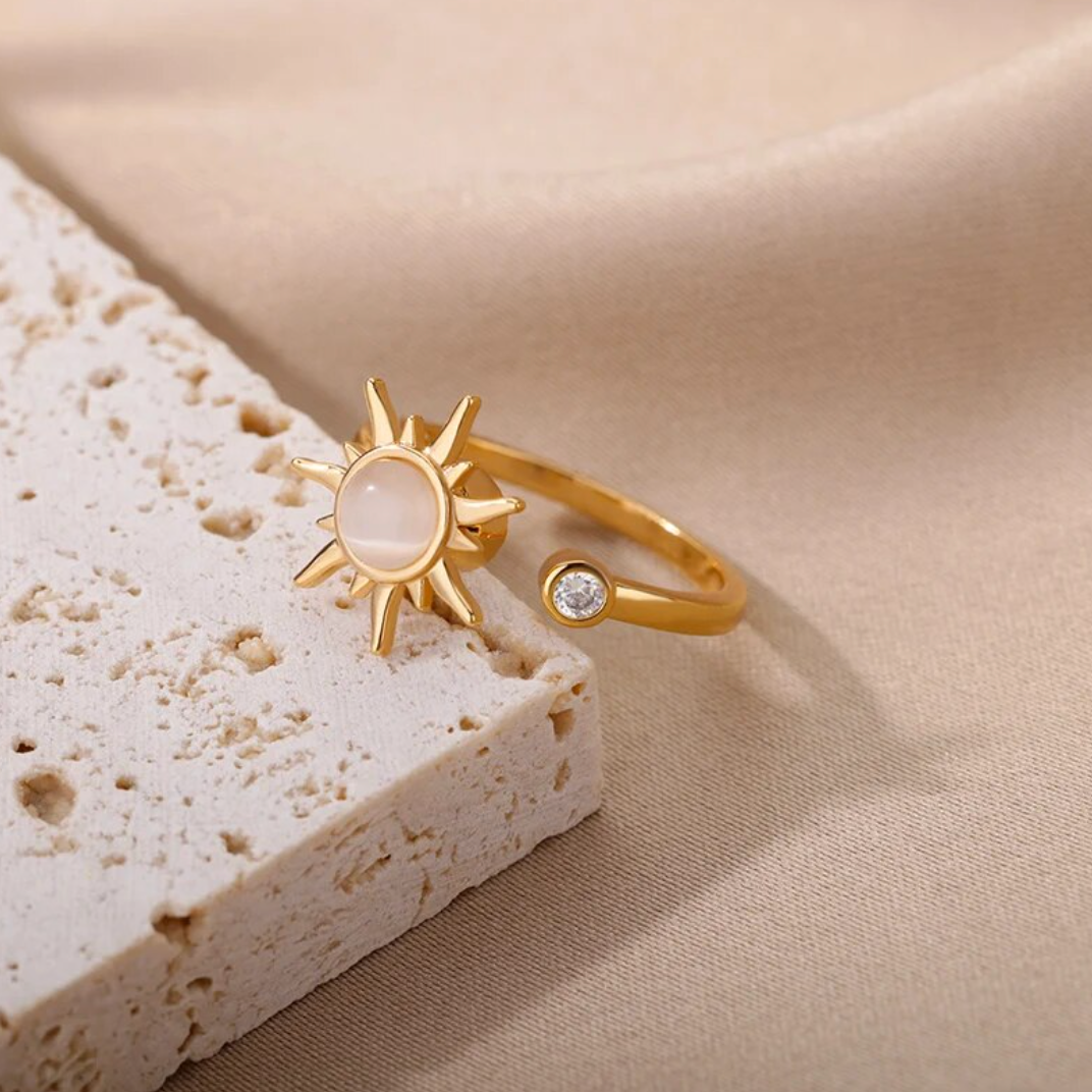 Ring made of 18-carat gold-plated moonstone