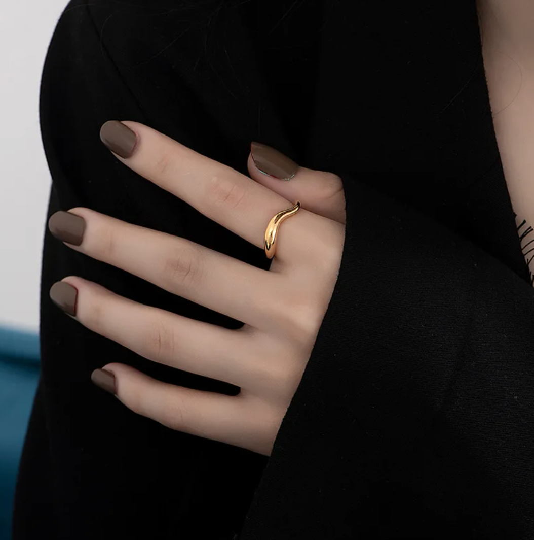 Ring made of interlocking 18-carat gold-plated and 925 sterling silver