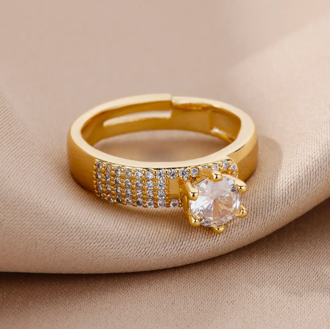 18 Karat gold-plated ring with Queen Stone