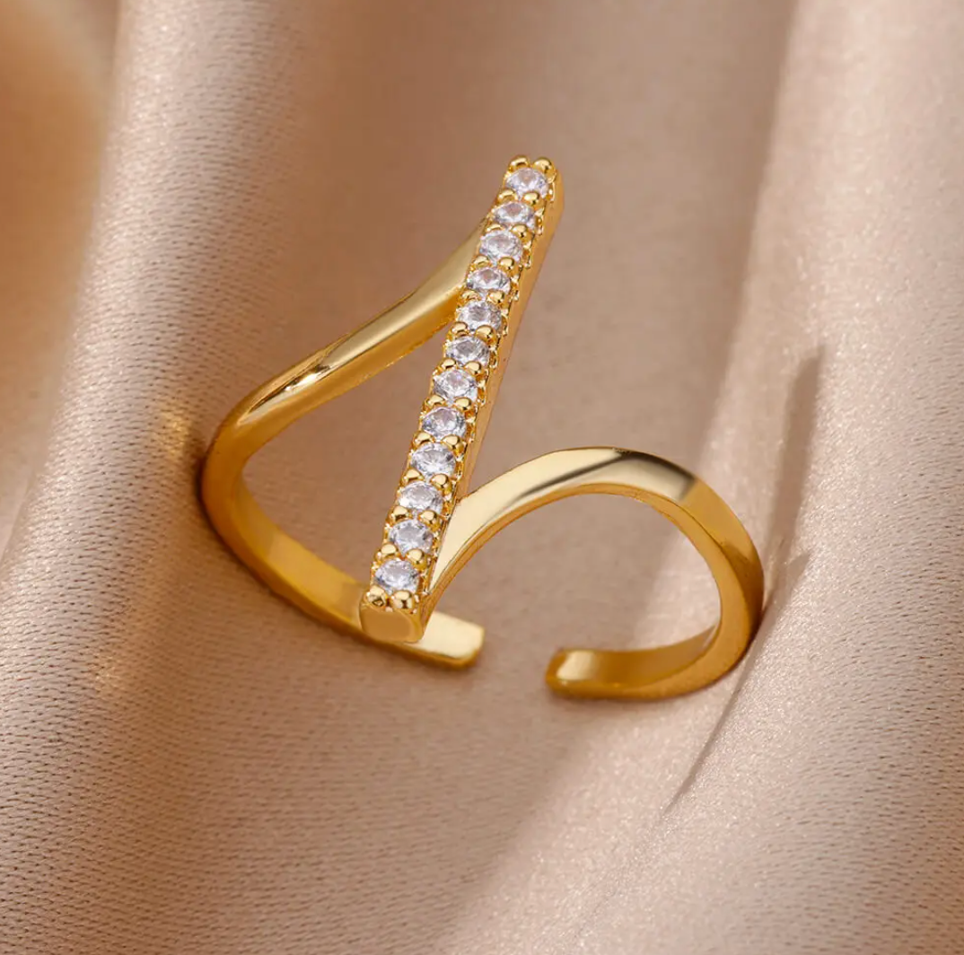 18 Karat gold-plated ring with zirconias and a zirconia setting