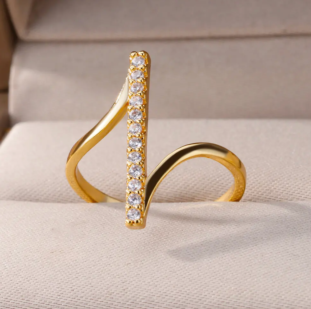 18 Karat gold-plated ring with zirconias and a zirconia setting
