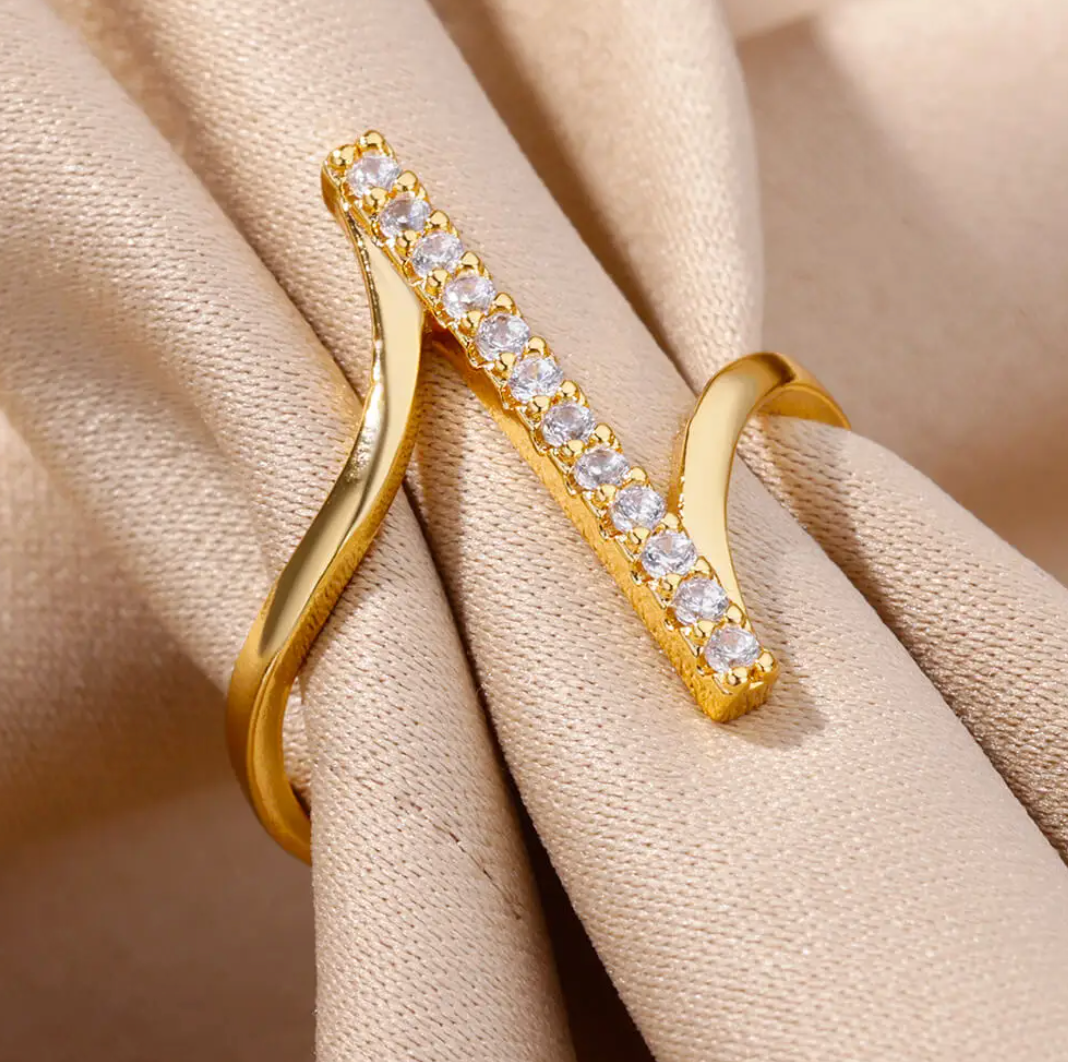 18 Karat gold-plated ring with zirconias and a zirconia setting
