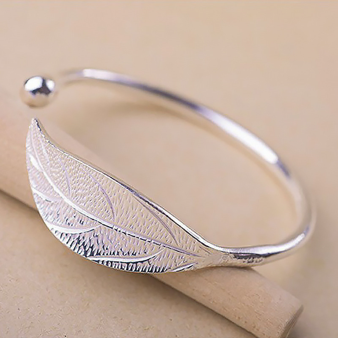 Thin adjustable leaf-shaped engraved ring