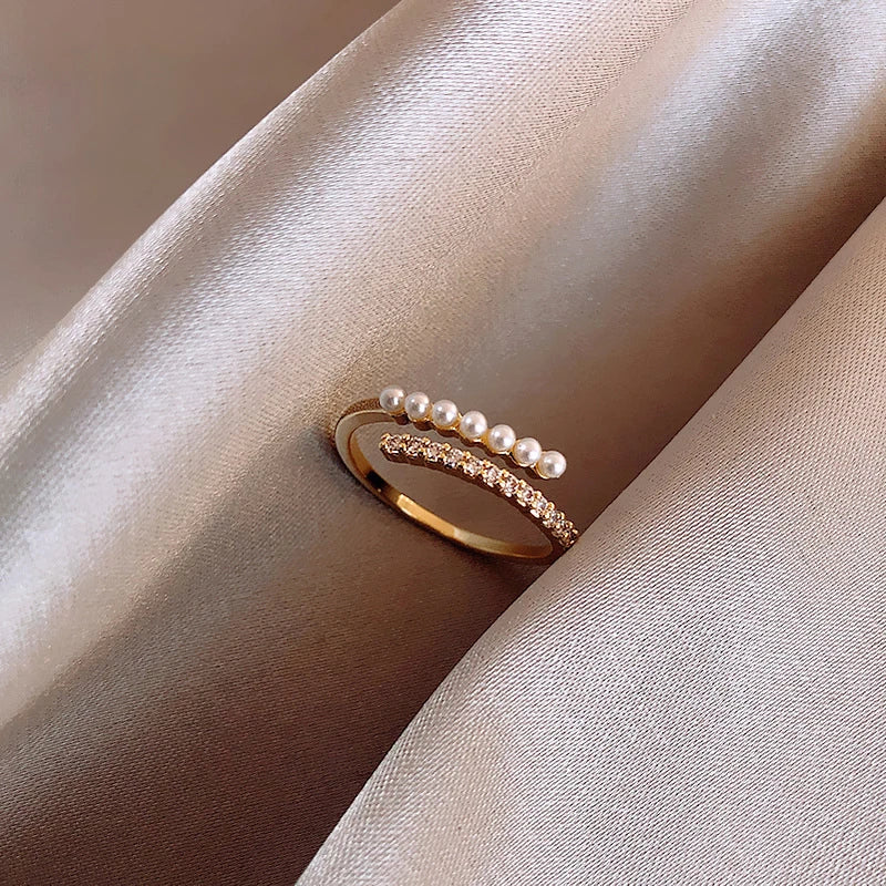 Adjustable luxury ring with pearls and zirconia in gold