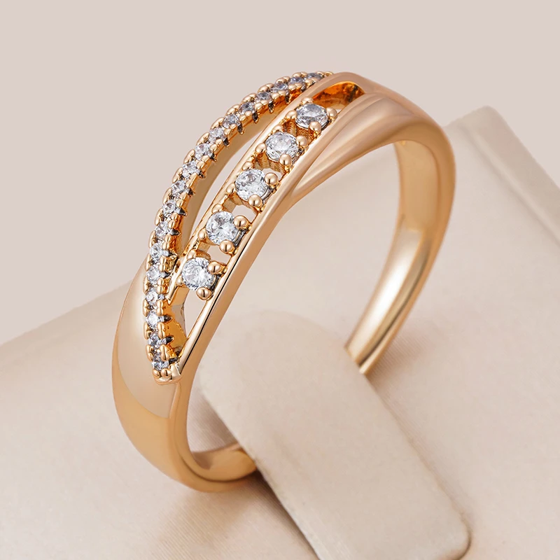 Ring with encrusted zirconia made of gold