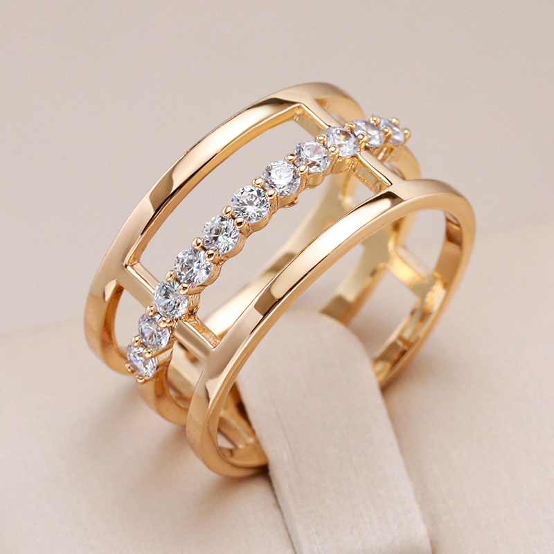 Ring with encrusted zirconia made of gold