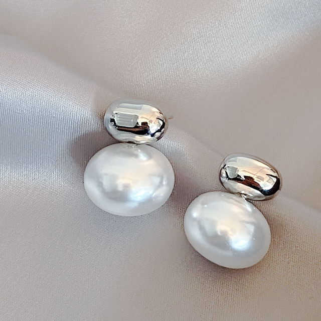 Gold Oval Pearl Earrings