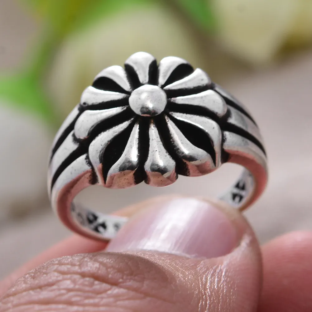 Vintage Flower Ring made of Silver