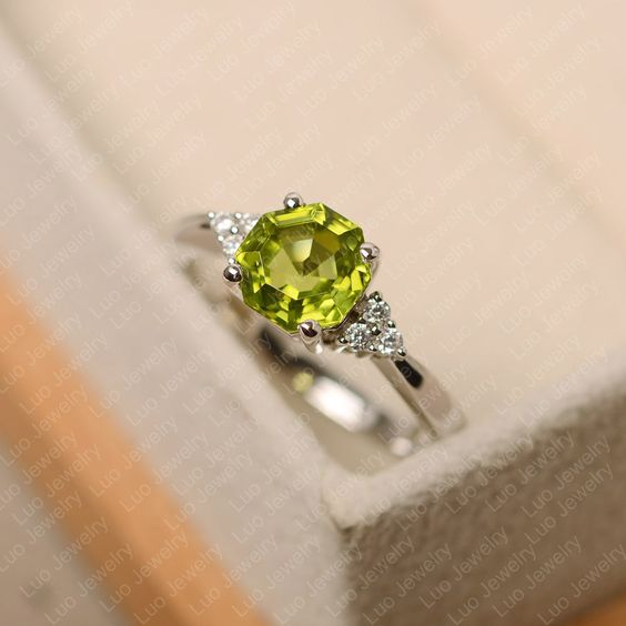 Ring made of olive crystal in silver