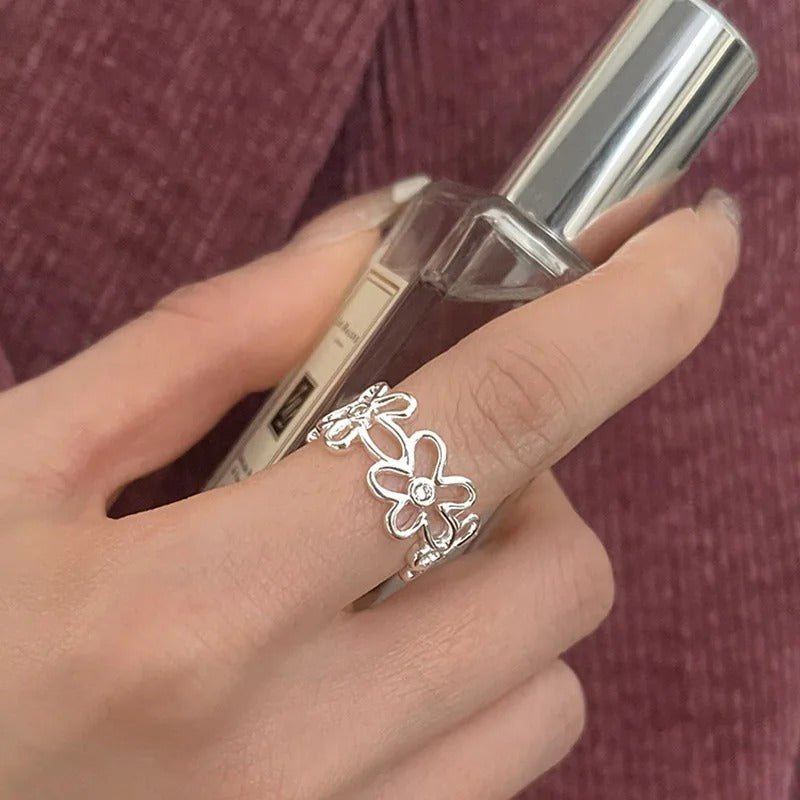 Adjustable Vintage Flower Ring made of 925 Sterling Silver