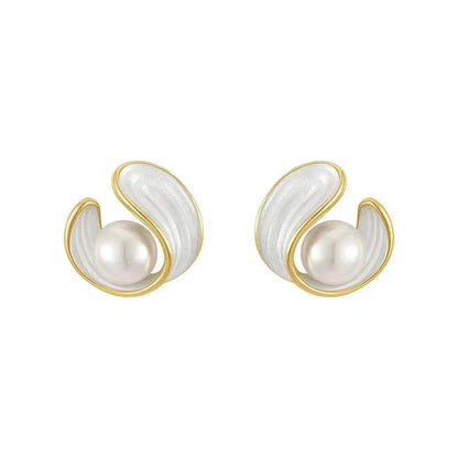 Luxurious earrings with white opal and pearl in gold