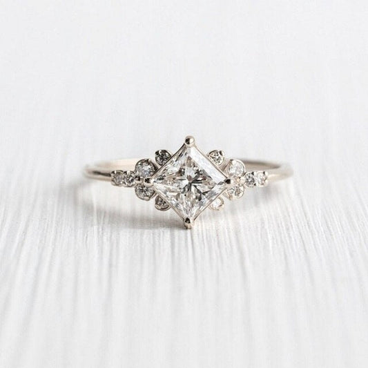 Luxurious ring with zirconia made of gold and silver