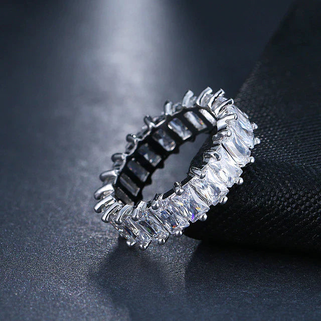 Luxurious zirconia ring in gold and silver