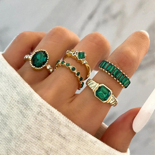 Luxurious rings with green zirconias in gold