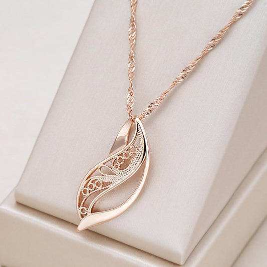 Elegant Harmonic Necklace in Gold