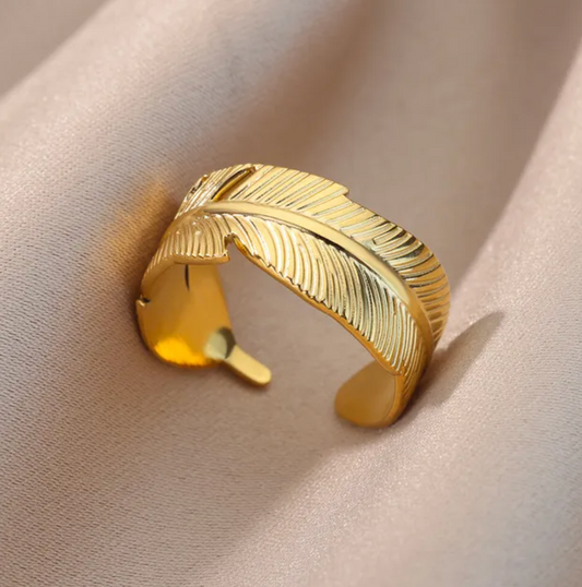 18 Karat gold-plated ring with tropical leaves