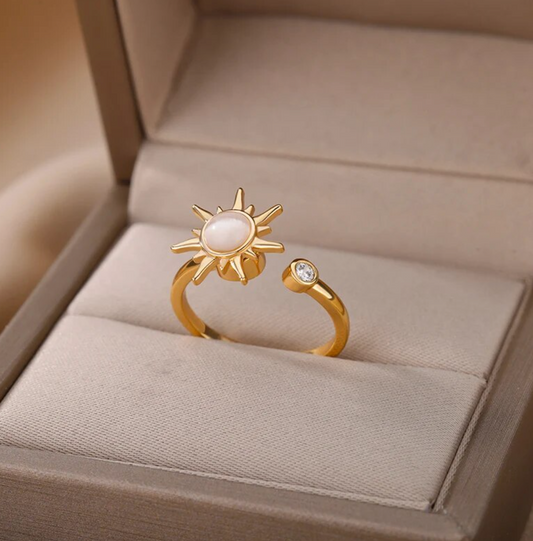 Ring made of 18-carat gold-plated moonstone
