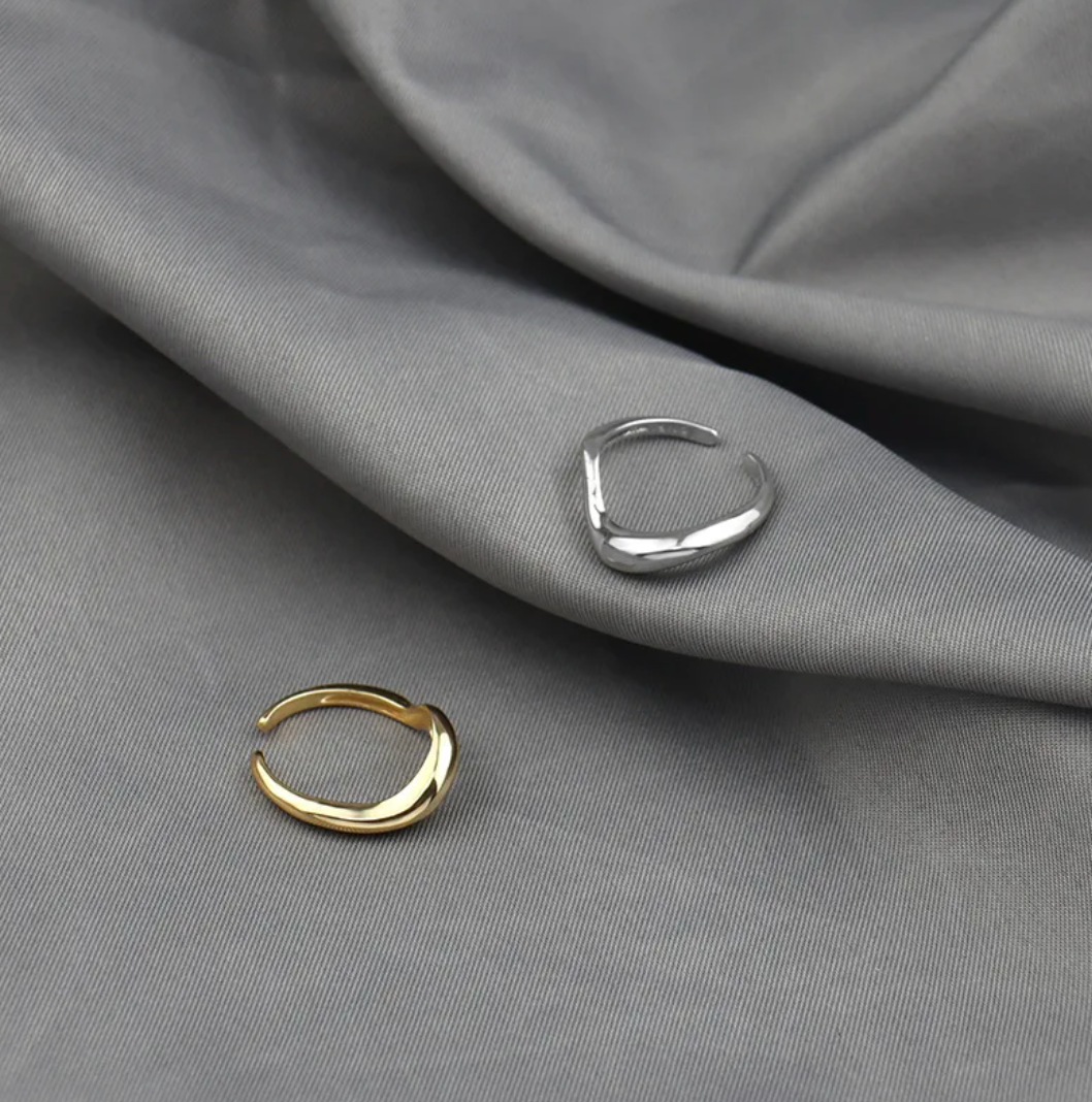 Ring made of interlocking 18-carat gold-plated and 925 sterling silver