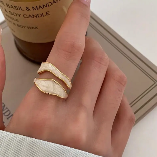 Stylish 18-carat gold-plated ring with antique white ceramic