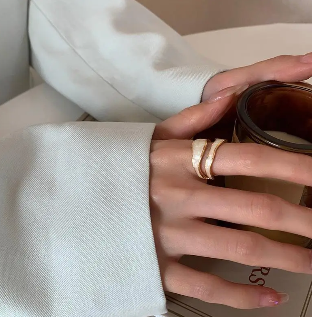 Stylish 18-carat gold-plated ring with antique white ceramic