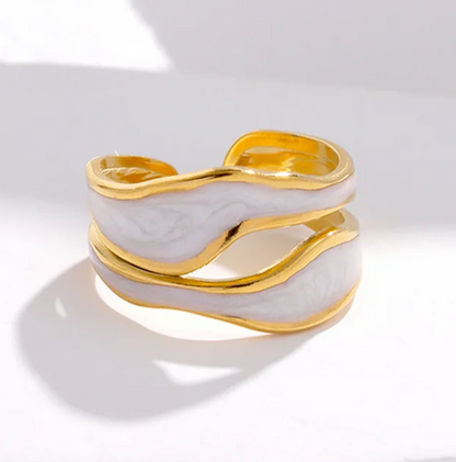 Stylish 18-carat gold-plated ring with antique white ceramic