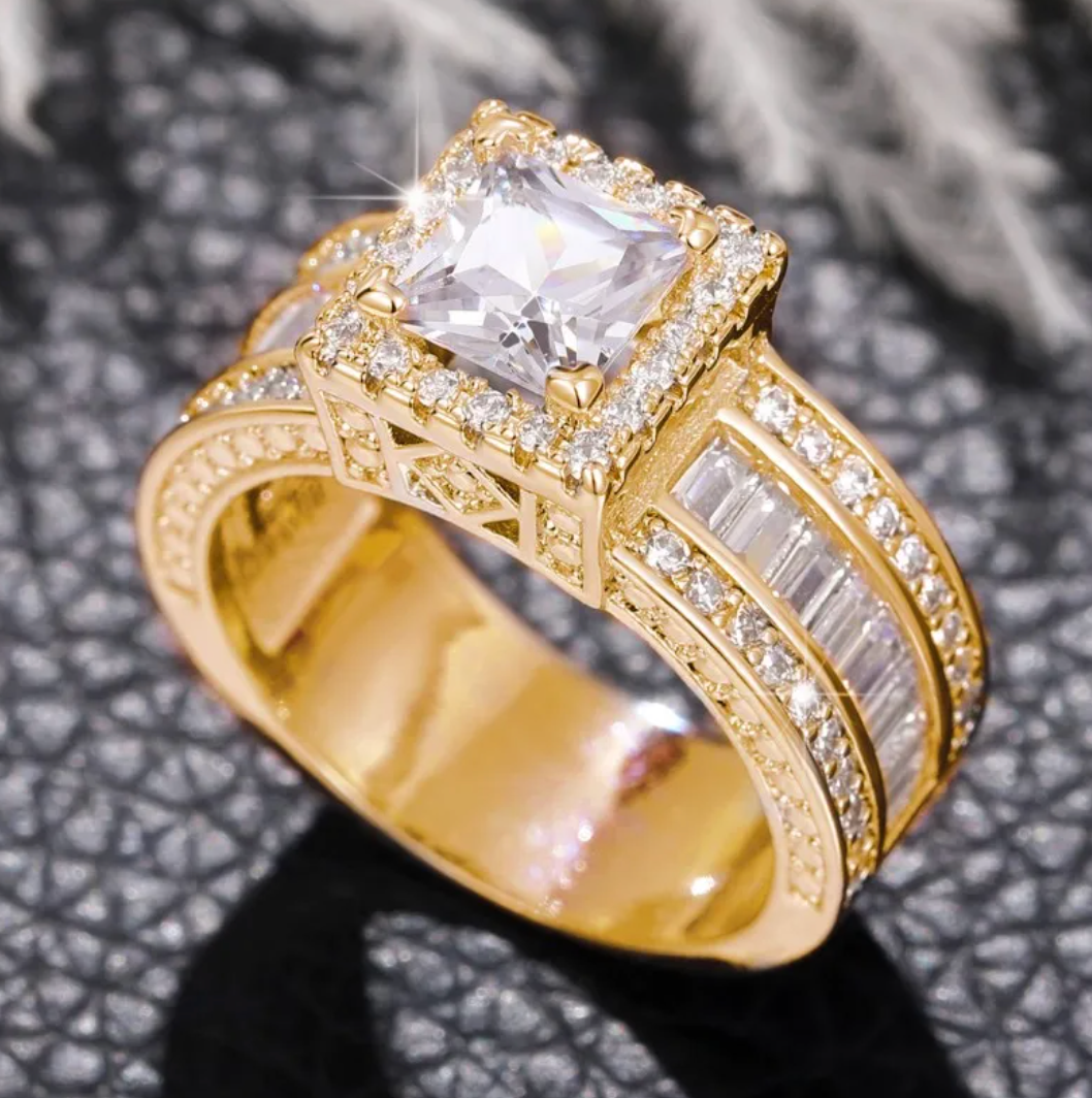 18 Karat Gold-Plated Ring with Luxurious Crystal