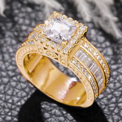 18 Karat Gold-Plated Ring with Luxurious Crystal