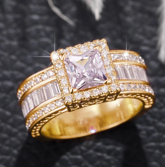 18 Karat Gold-Plated Ring with Luxurious Crystal