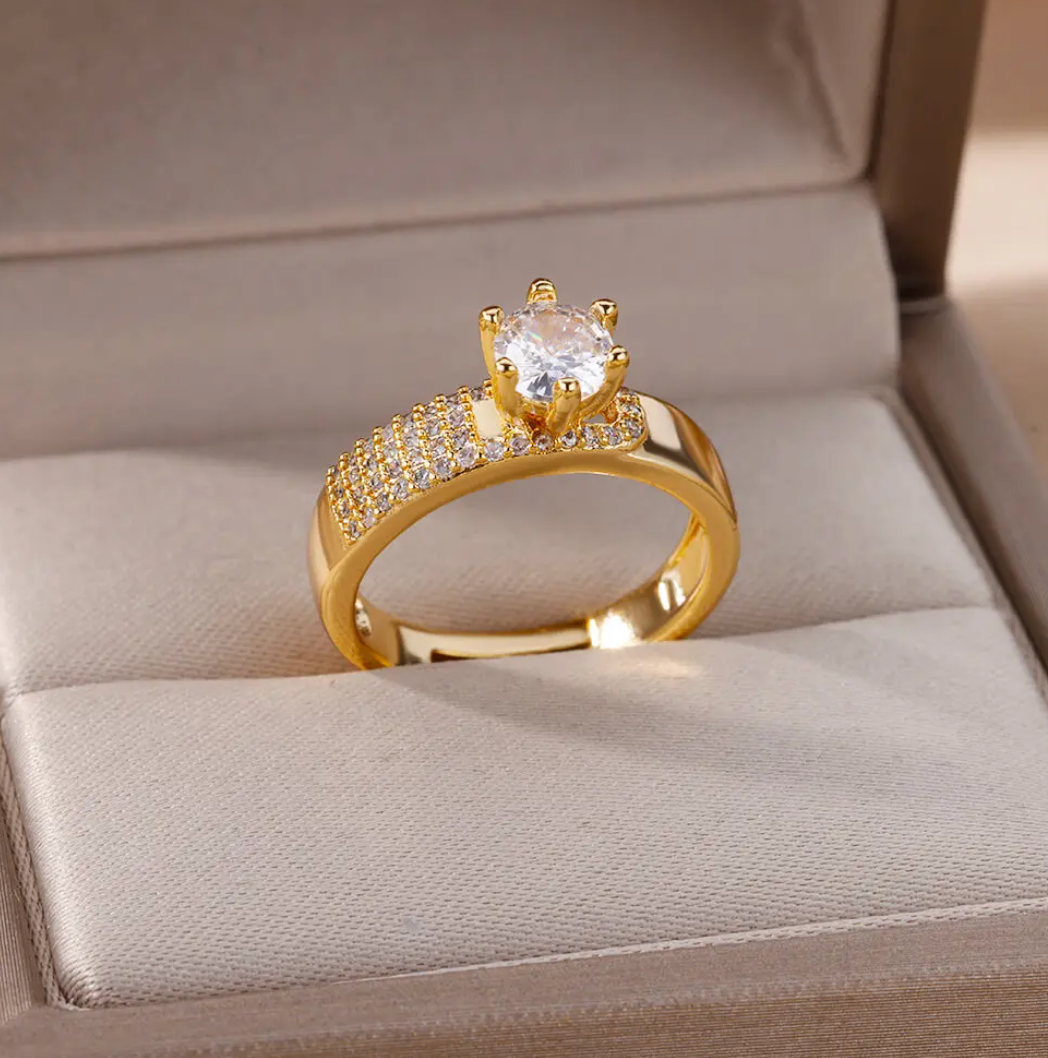 18 Karat gold-plated ring with Queen Stone