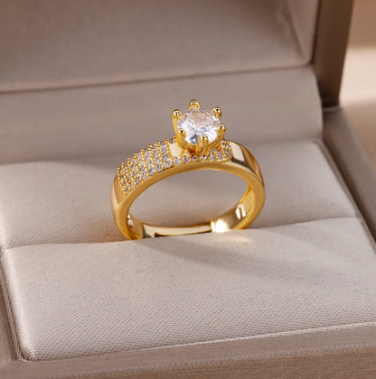 18 Karat gold-plated ring with Queen Stone