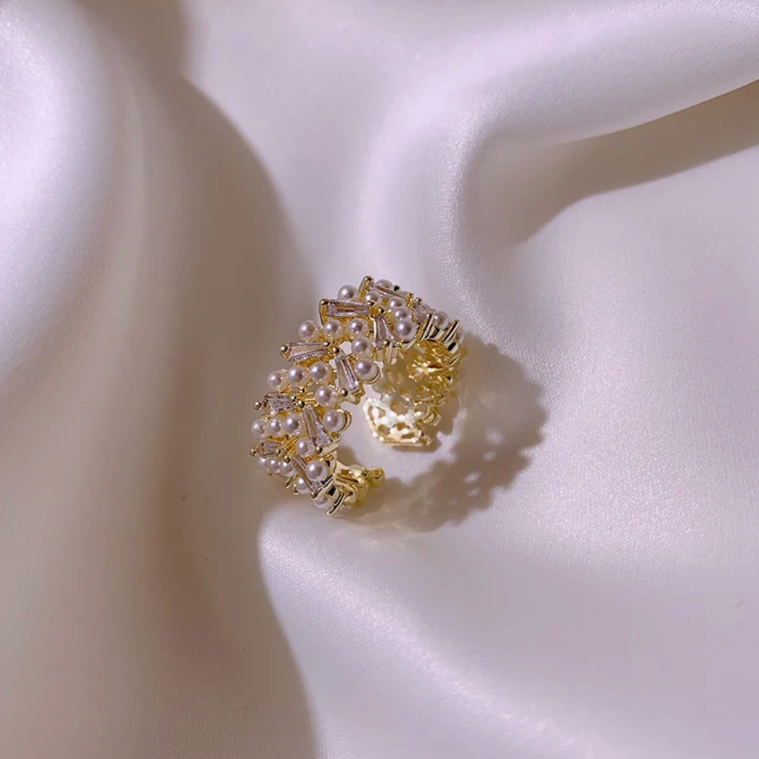 18 Karat gold-plated ring with white caviar pearls