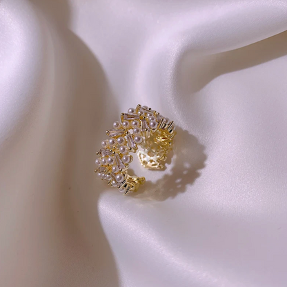 18 Karat gold-plated ring with white caviar pearls