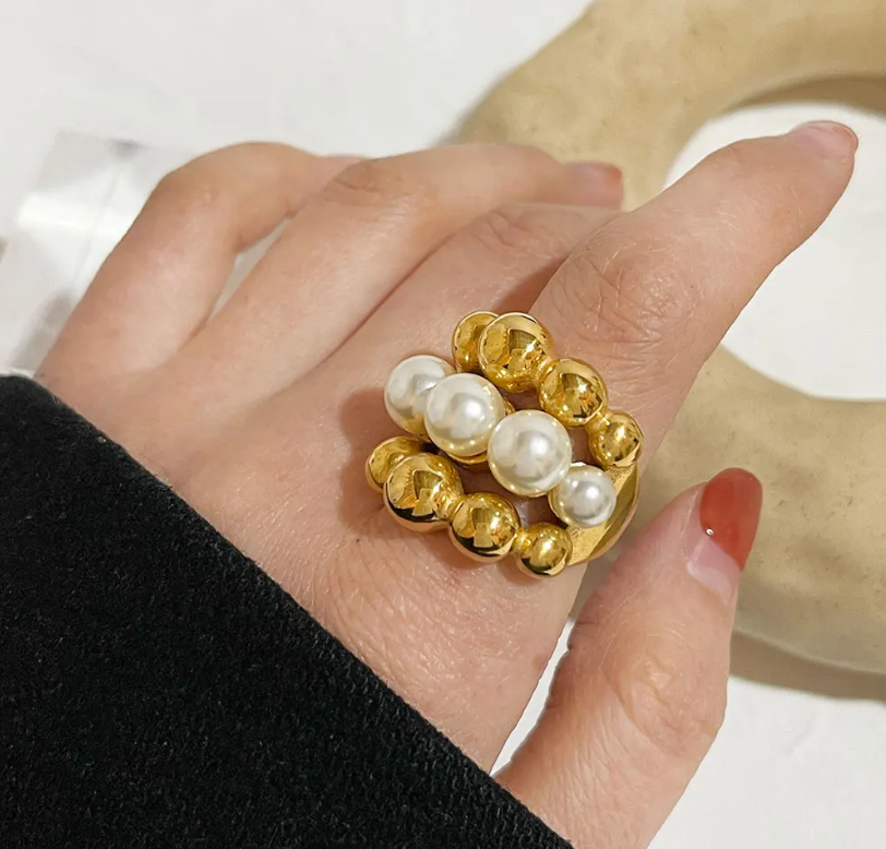 18 Karat gold-plated ring with pearl pattern