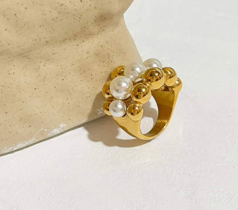 18 Karat gold-plated ring with pearl pattern