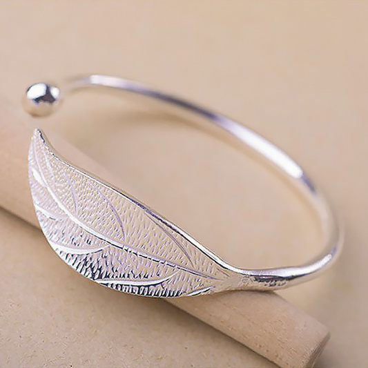 Thin adjustable leaf-shaped engraved ring