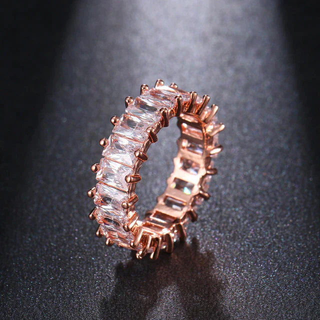 Luxurious zirconia ring in gold and silver