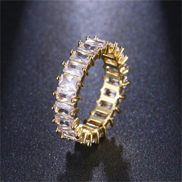 Luxurious zirconia ring in gold and silver