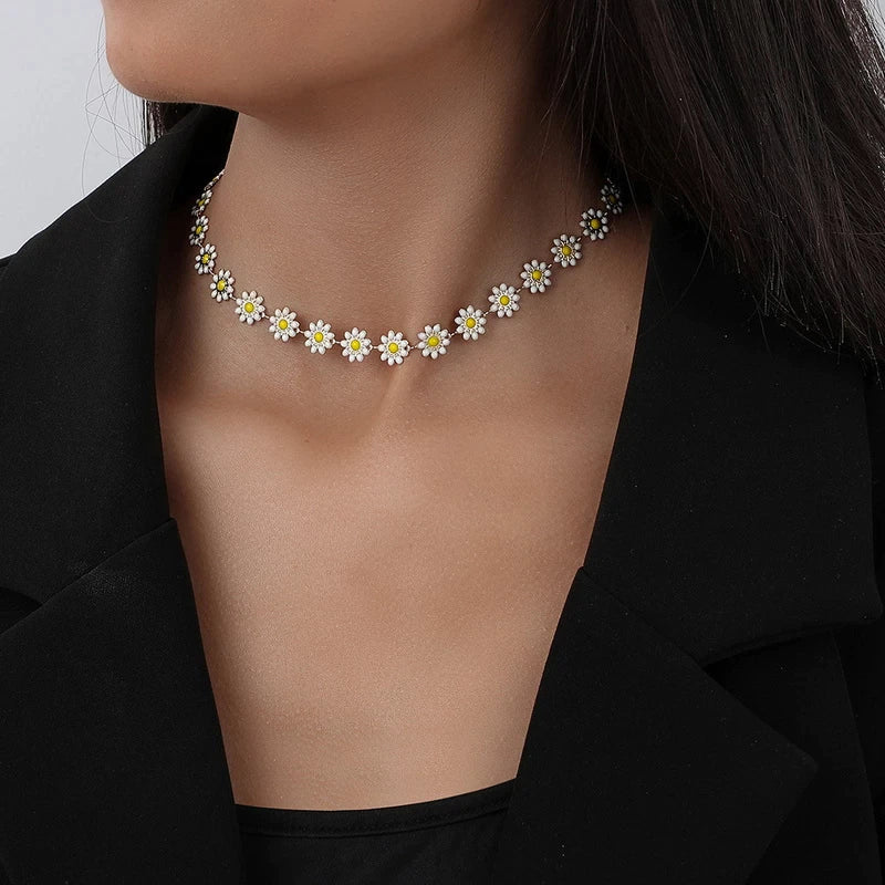 Daisy Necklace made of Gold
