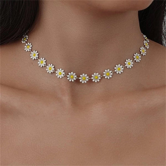 Daisy Necklace made of Gold