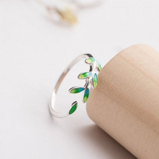Adjustable ring made of silver with green enamel leaves