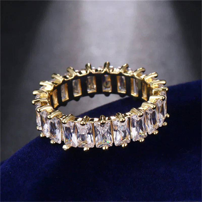 Luxurious zirconia ring in gold and silver