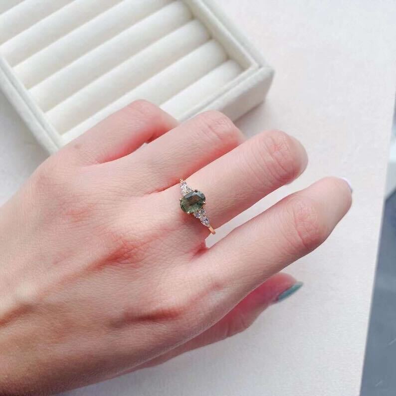 18 Karat gold-plated ring with green energetic crystal