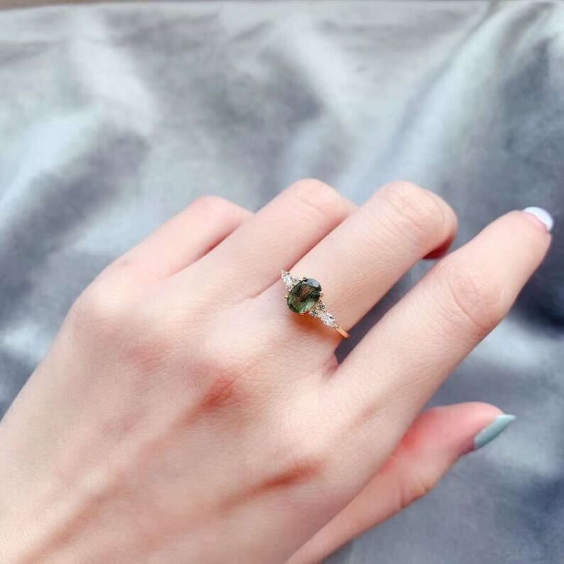 18 Karat gold-plated ring with green energetic crystal