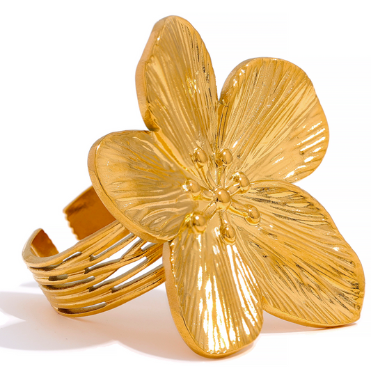 Adjustable, 18-carat gold-plated ring in the shape of a flower with 5 petals and gold embossing