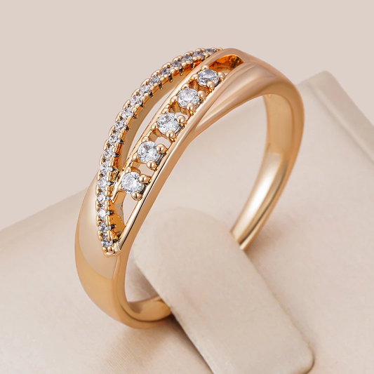 Ring with encrusted zirconia made of gold