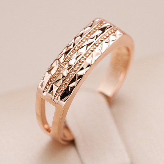 Elegant golden ring